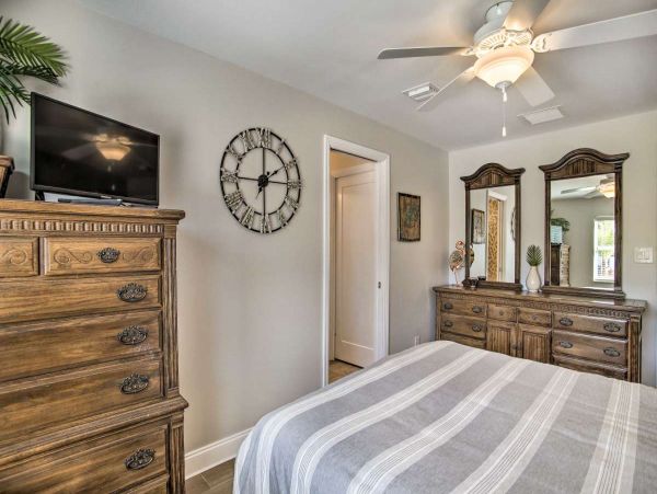 Lovely 3 Bedroom Waterfront Home with Pool
