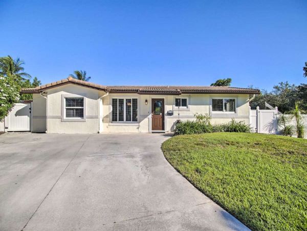 Lovely 3 Bedroom Waterfront Home with Pool