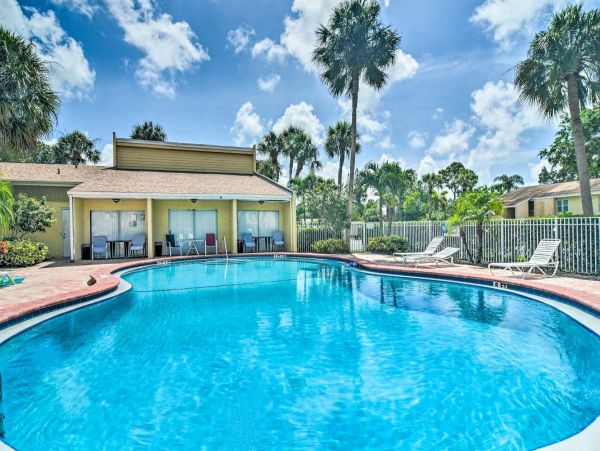 Three Bedroom Vacation Rental with Communal Pool