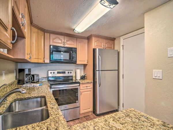 Three Bedroom Vacation Rental with Communal Pool