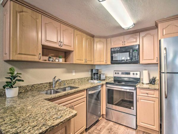 Three Bedroom Vacation Rental with Communal Pool
