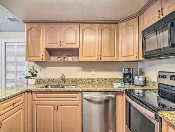 Three Bedroom Vacation Rental with Communal Pool