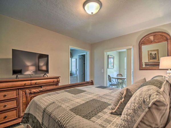 Coastal Home in Sarasota with Two Bedrooms Sleeps Six Guests