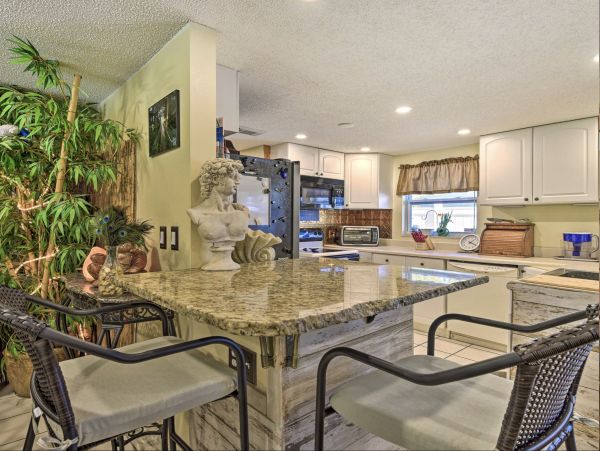 Nokomis Charming Vacation Home 2.5 Miles Beach Access