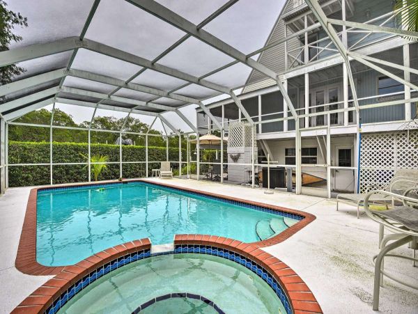 Canalfront Two Bedroom Cottage with Caged Pool/Spa in Longboat Key