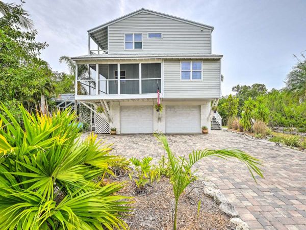 Canalfront Two Bedroom Cottage with Caged Pool/Spa in Longboat Key