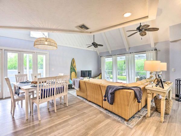 Canalfront Two Bedroom Cottage with Caged Pool/Spa in Longboat Key