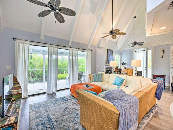 Canalfront Two Bedroom Cottage with Caged Pool/Spa in Longboat Key