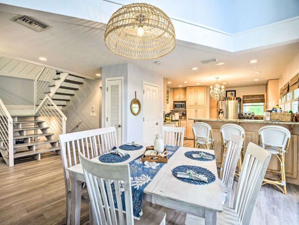 Canalfront Two Bedroom Cottage with Caged Pool/Spa in Longboat Key