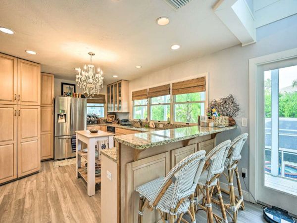 Canalfront Two Bedroom Cottage with Caged Pool/Spa in Longboat Key