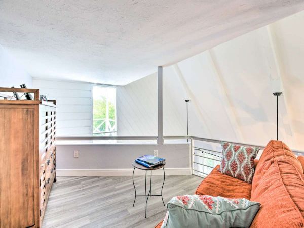 Canalfront Two Bedroom Cottage with Caged Pool/Spa in Longboat Key