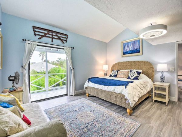 Canalfront Two Bedroom Cottage with Caged Pool/Spa in Longboat Key