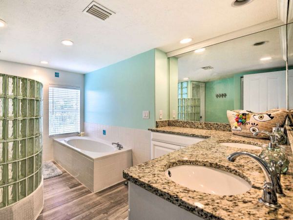 Canalfront Two Bedroom Cottage with Caged Pool/Spa in Longboat Key