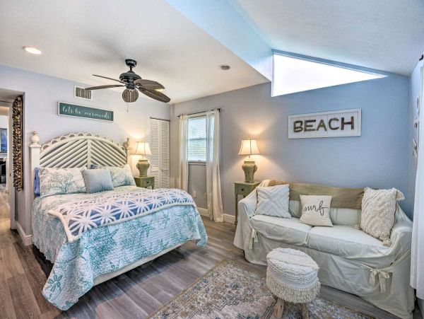 Canalfront Two Bedroom Cottage with Caged Pool/Spa in Longboat Key