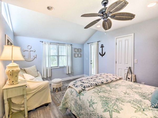 Canalfront Two Bedroom Cottage with Caged Pool/Spa in Longboat Key