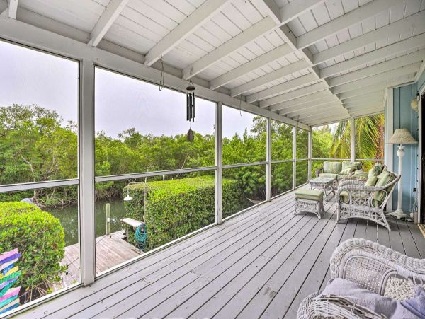 Canalfront Two Bedroom Cottage with Caged Pool/Spa in Longboat Key