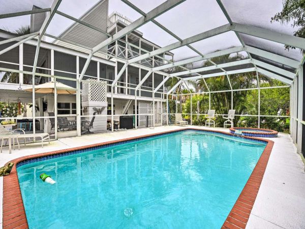Canalfront Two Bedroom Cottage with Caged Pool/Spa in Longboat Key