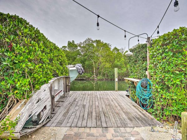Canalfront Two Bedroom Cottage with Caged Pool/Spa in Longboat Key