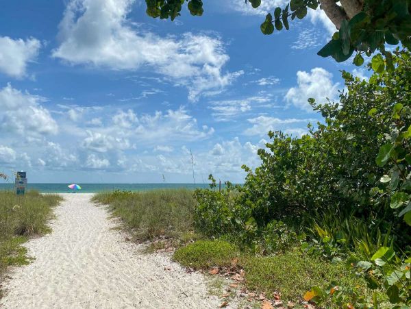 Canalfront Two Bedroom Cottage with Caged Pool/Spa in Longboat Key