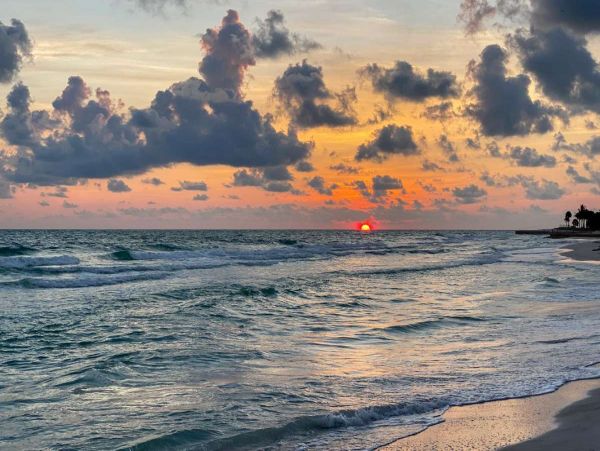 Canalfront Two Bedroom Cottage with Caged Pool/Spa in Longboat Key