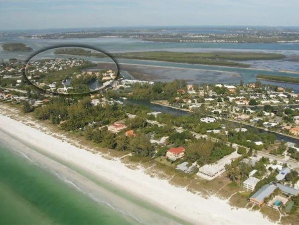 Canalfront Two Bedroom Cottage with Caged Pool/Spa in Longboat Key