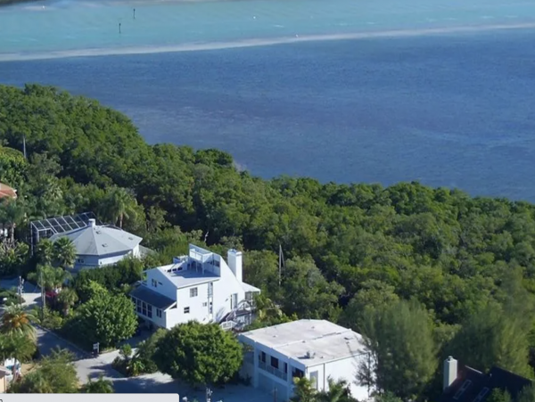 Canalfront Two Bedroom Cottage with Caged Pool/Spa in Longboat Key