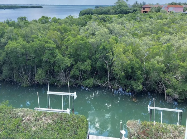 Canalfront Two Bedroom Cottage with Caged Pool/Spa in Longboat Key