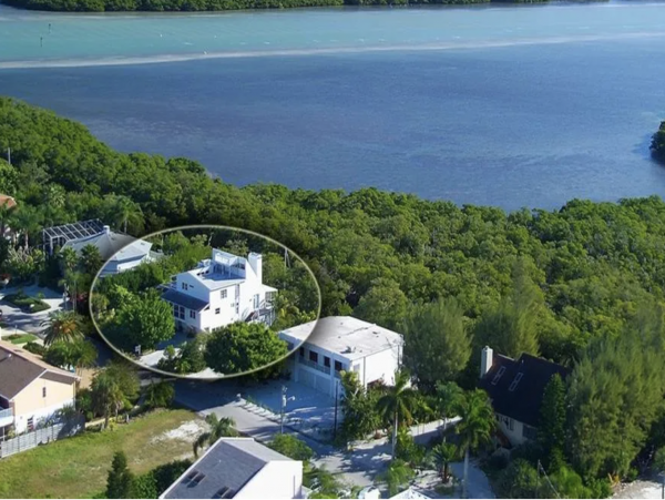 Canalfront Two Bedroom Cottage with Caged Pool/Spa in Longboat Key
