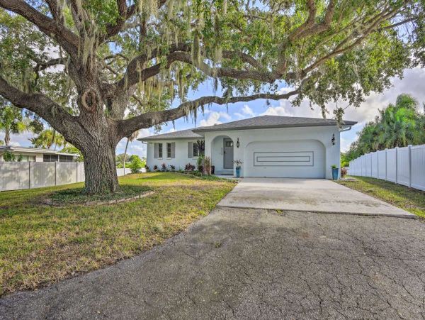Two Bedroom Bay View Vacation Rental with Dock in Nokomis