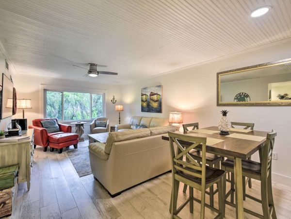 Siesta Key Vacation Condo with Heated Pool  & Close to Beach