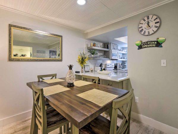 Siesta Key Vacation Condo with Heated Pool  & Close to Beach