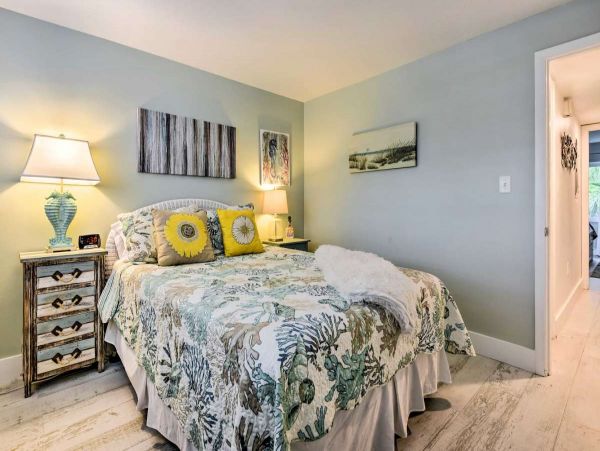 Siesta Key Vacation Condo with Heated Pool  & Close to Beach
