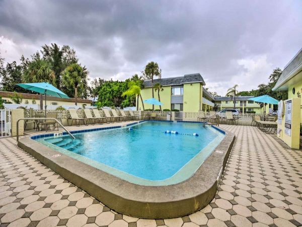 Siesta Key Vacation Condo with Heated Pool  & Close to Beach