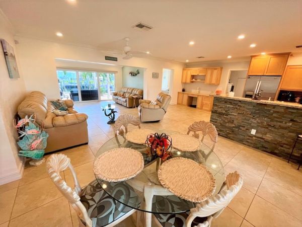 Canal front Charming Vacation Home in Marco Island Sleeps 8