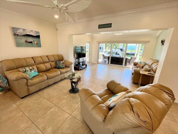 Canal front Charming Vacation Home in Marco Island Sleeps 8