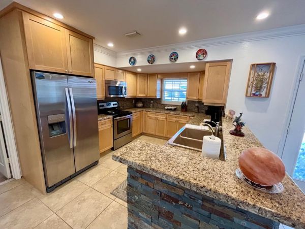 Canal front Charming Vacation Home in Marco Island Sleeps 8
