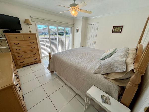 Canal front Charming Vacation Home in Marco Island Sleeps 8