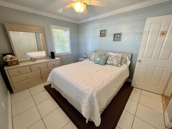 Canal front Charming Vacation Home in Marco Island Sleeps 8