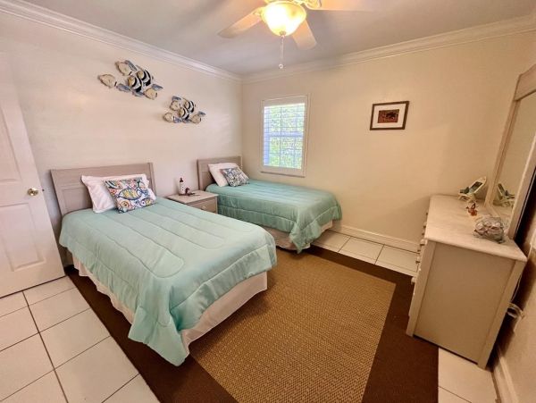 Canal front Charming Vacation Home in Marco Island Sleeps 8