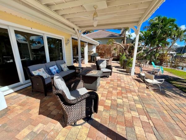 Canal front Charming Vacation Home in Marco Island Sleeps 8