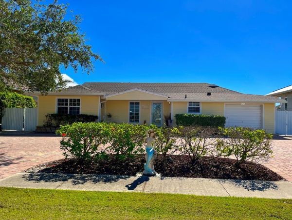 Canal front Charming Vacation Home in Marco Island Sleeps 8