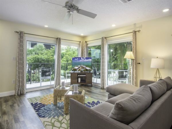 Two Bedroom Vacation Rental with Communal Pool & Boat Dock