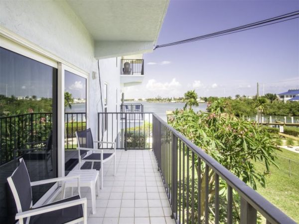 Two Bedroom Vacation Rental with Communal Pool & Boat Dock