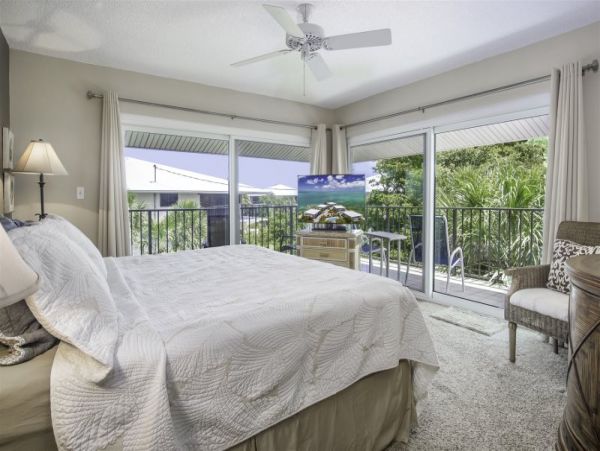 Two Bedroom Vacation Rental with Communal Pool & Boat Dock