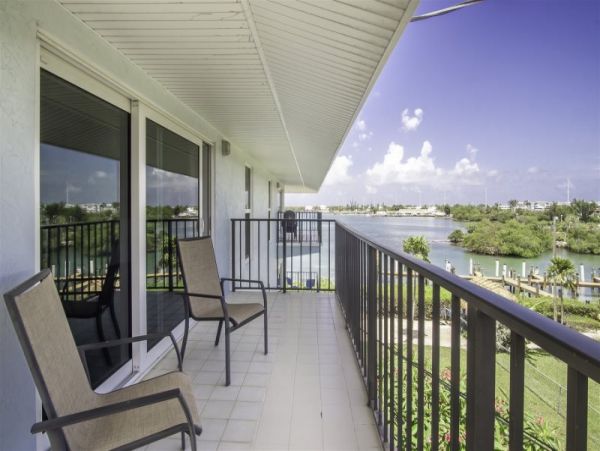 Two Bedroom Vacation Rental with Communal Pool & Boat Dock