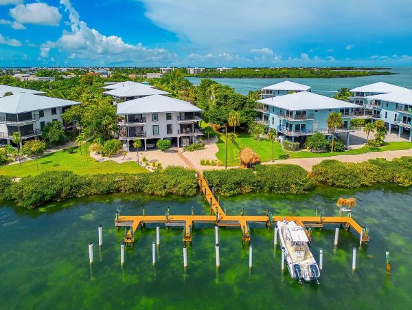 Two Bedroom Vacation Rental with Communal Pool & Boat Dock
