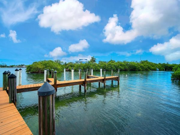 Two Bedroom Vacation Rental with Communal Pool & Boat Dock