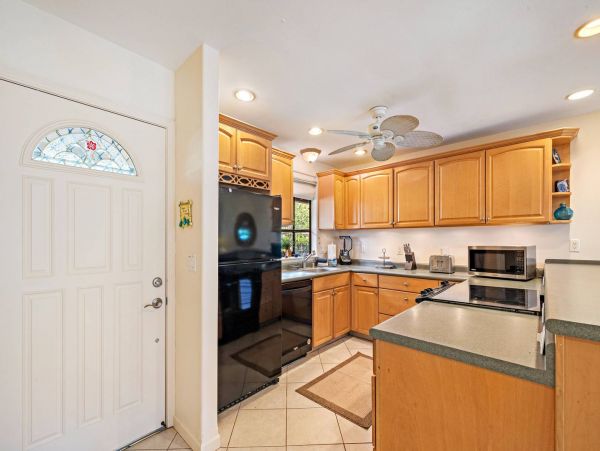 Beautiful Three Bedroom Vacation Rental in Lahaina Sleeps Six