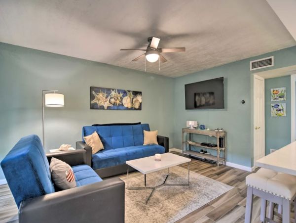 Modern 1 Bedroom Vacation Condo in St. Pete Beach Close to Beach