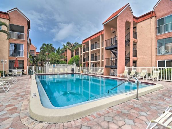Modern 1 Bedroom Vacation Condo in St. Pete Beach Close to Beach